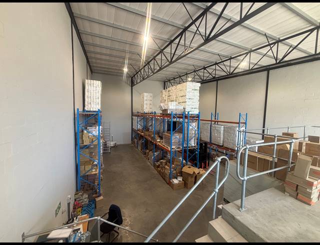 406M² WAREHOUSE TO LET IN STIKLAND INDUSTRIAL